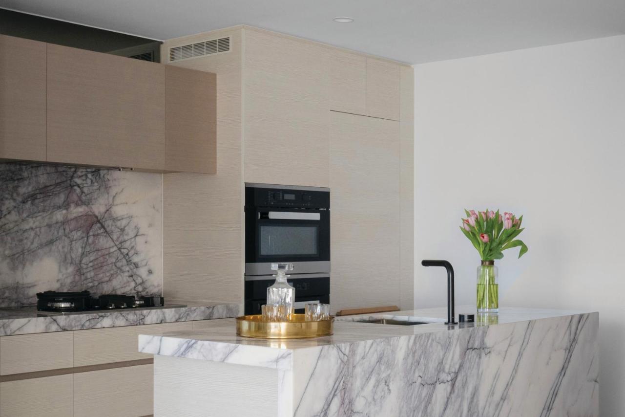 The Langham, Gold Coast And Jewel Residences Eksteriør bilde A kitchen with a marble countertop