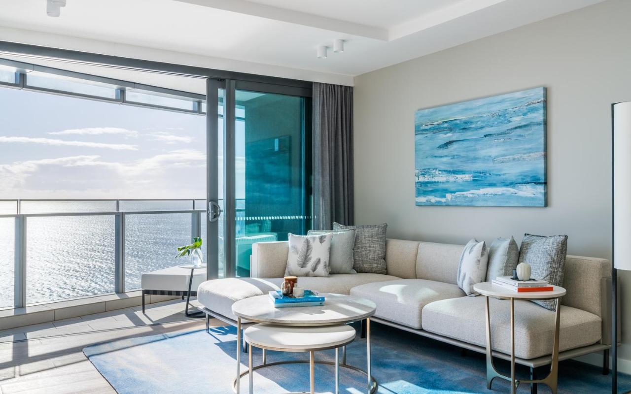 The Langham, Gold Coast And Jewel Residences Eksteriør bilde A living room at The Ivy at Riverfront