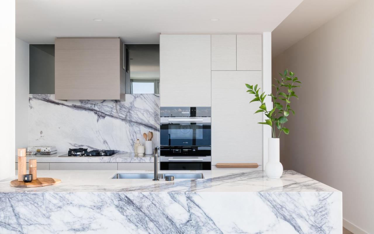 The Langham, Gold Coast And Jewel Residences Eksteriør bilde A modern kitchen