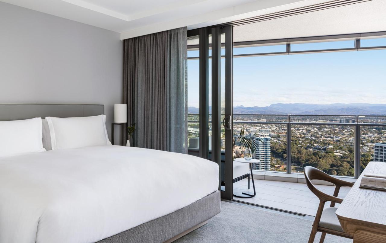 The Langham, Gold Coast And Jewel Residences Eksteriør bilde A bedroom at the West Hollywood hotel