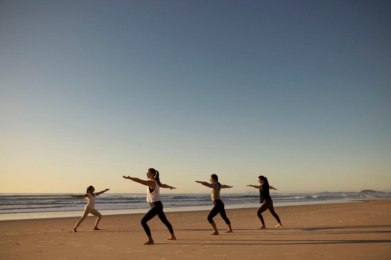 The Langham, Gold Coast And Jewel Residences Eksteriør bilde A yoga class at the beach