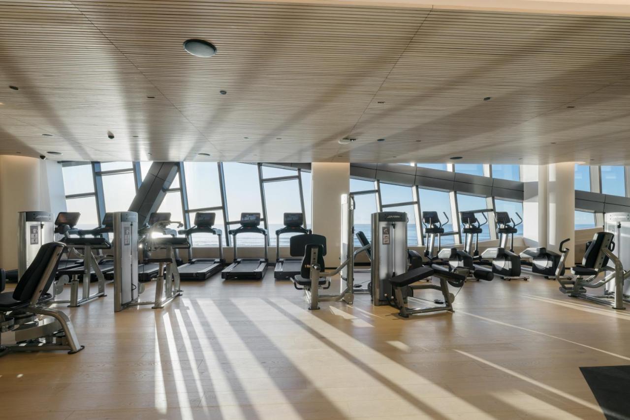 The Langham, Gold Coast And Jewel Residences Eksteriør bilde The gym at the 100th floor