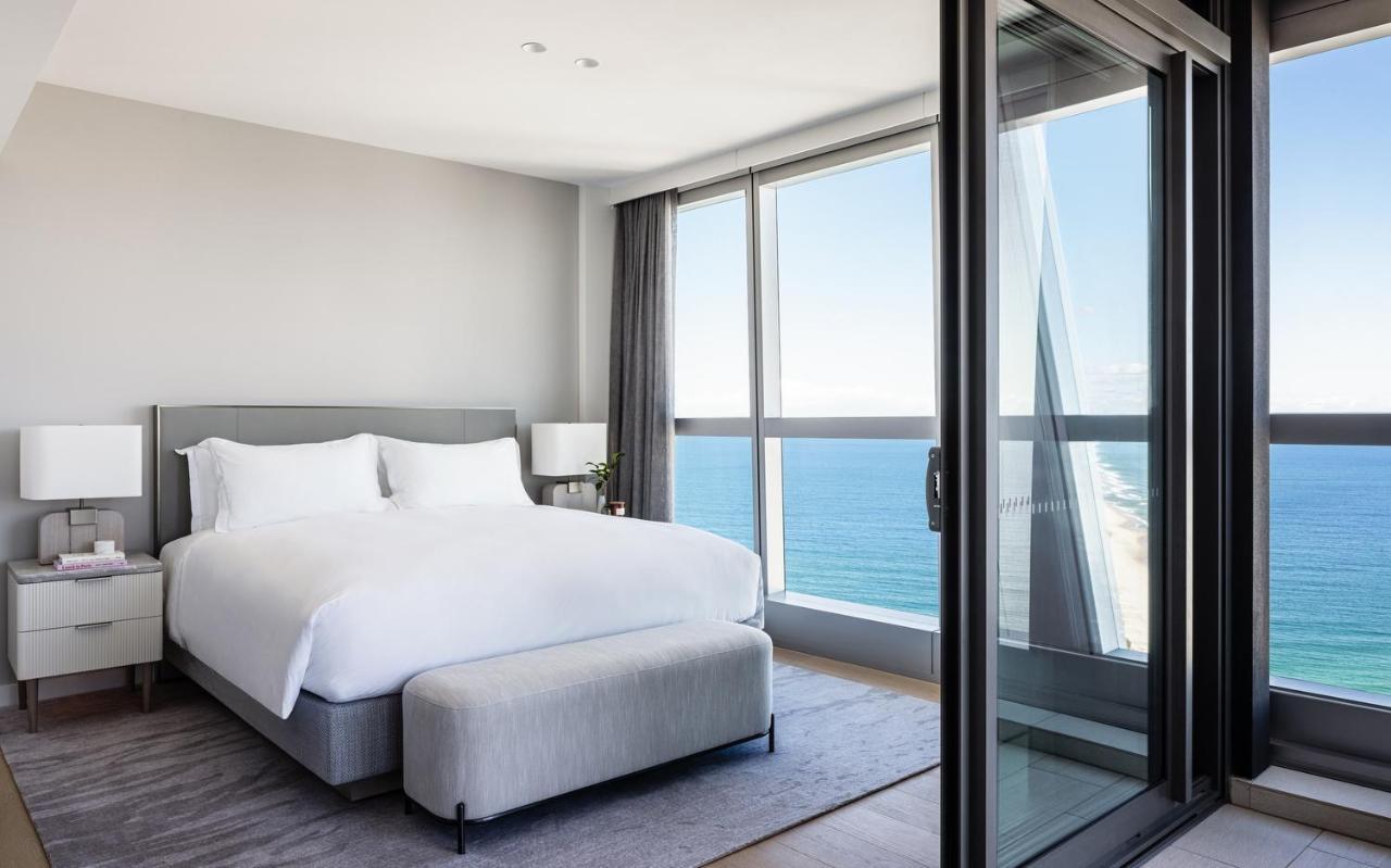 The Langham, Gold Coast And Jewel Residences Eksteriør bilde A bedroom at the West Hollywood hotel