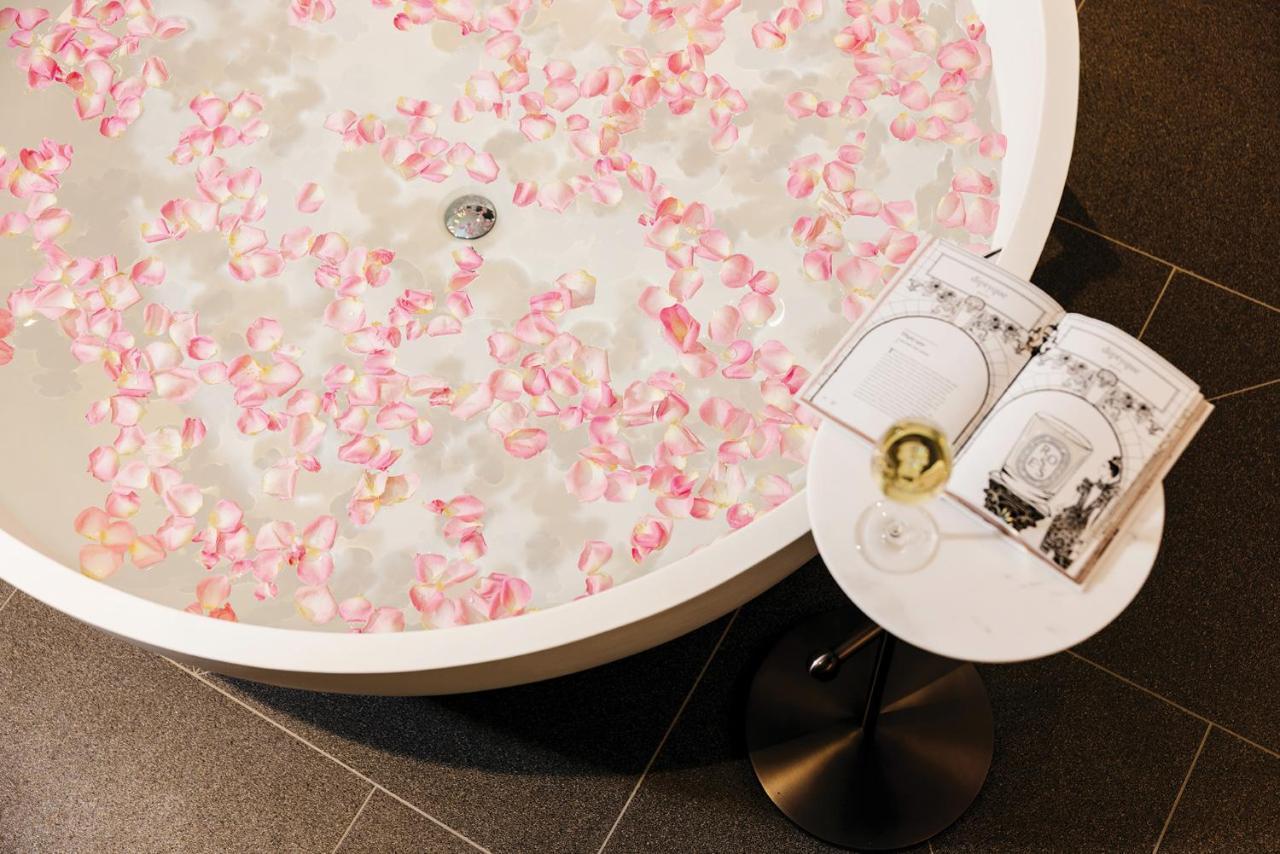 The Langham, Gold Coast And Jewel Residences Eksteriør bilde A bathtub filled with rose petals